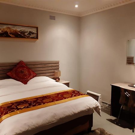 Driftwood Boutique Bed And Breakfast Lobatse Bagian luar foto